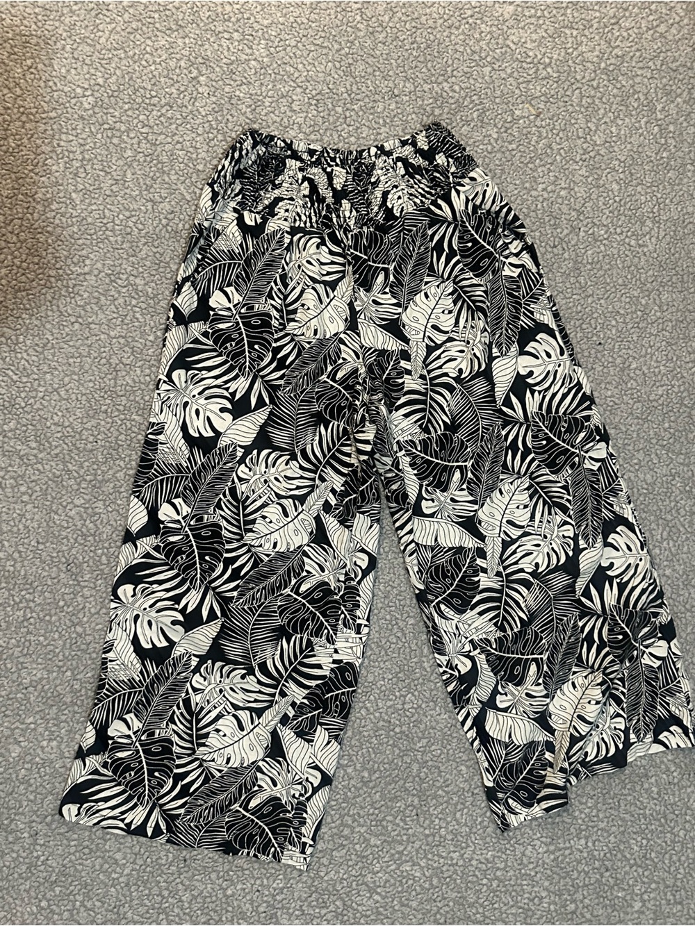 Tahari Women’s Size S Black White Tropical Leaf Print Wide Leg Crop Pants Elasti - Picture 2 of 9